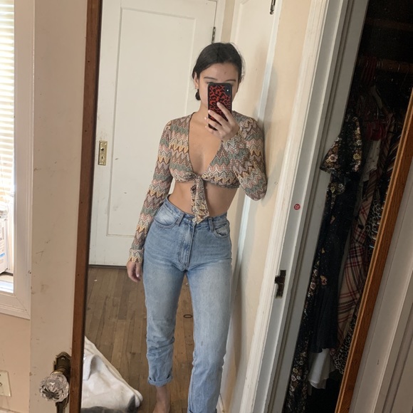 Cute tie top - Picture 2 of 2